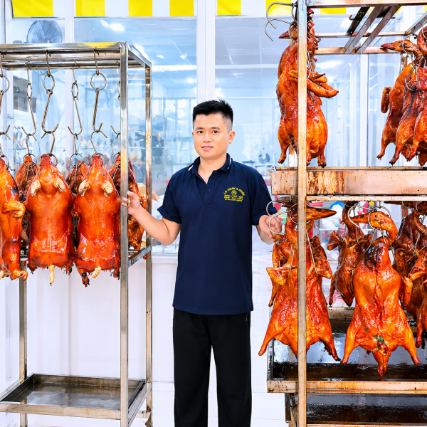 Cách Phân Biệt Heo Quay Da Giòn Sạch &amp; Heo Quay Dùng Phẩm Màu